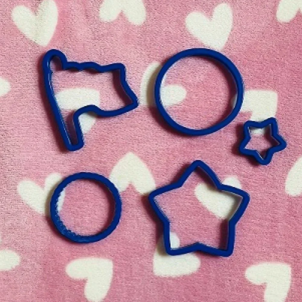 never used 83-piece cookie cutter set from Wilton - Picture 8 of 10